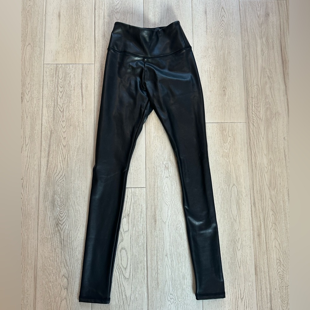 NWT HOLLISTER ULTRA HIGH RISE Faux Leather pants size XXS - Picture 2 of 6